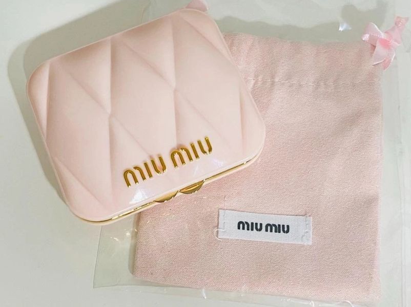 Компактне дзеркальце Miu Miu Blush Pink Quilted Compact Mirror Miu Miu Blush Pink фото