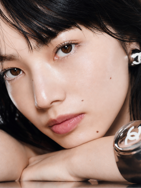 Осветляющая база под макияж CHANEL &Eacute;clat Premi&egrave;re La Base L&eacute;g&egrave;re SPF35/PA+++ &Eacute;clat Premi&egrave;re La Base фото