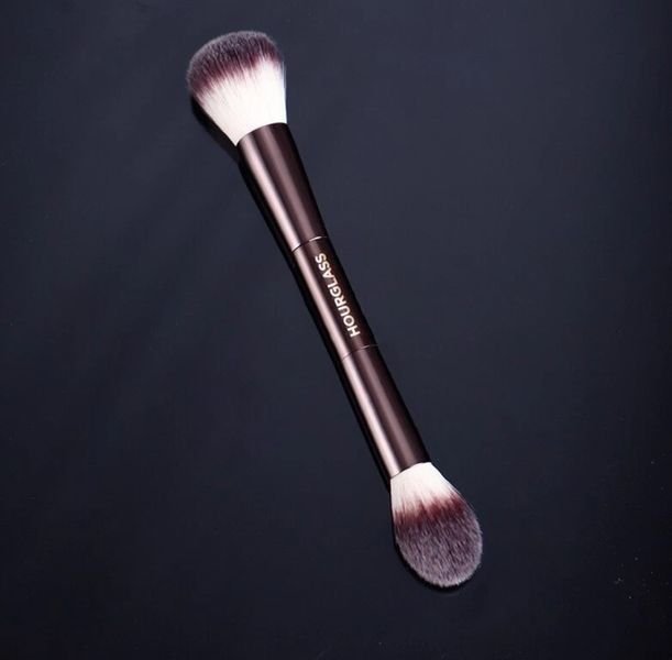 Двусторонняя кисть для макияжа Hourglass Ambient Lighting Edit Brush Ambient Lighting Edit Brush фото